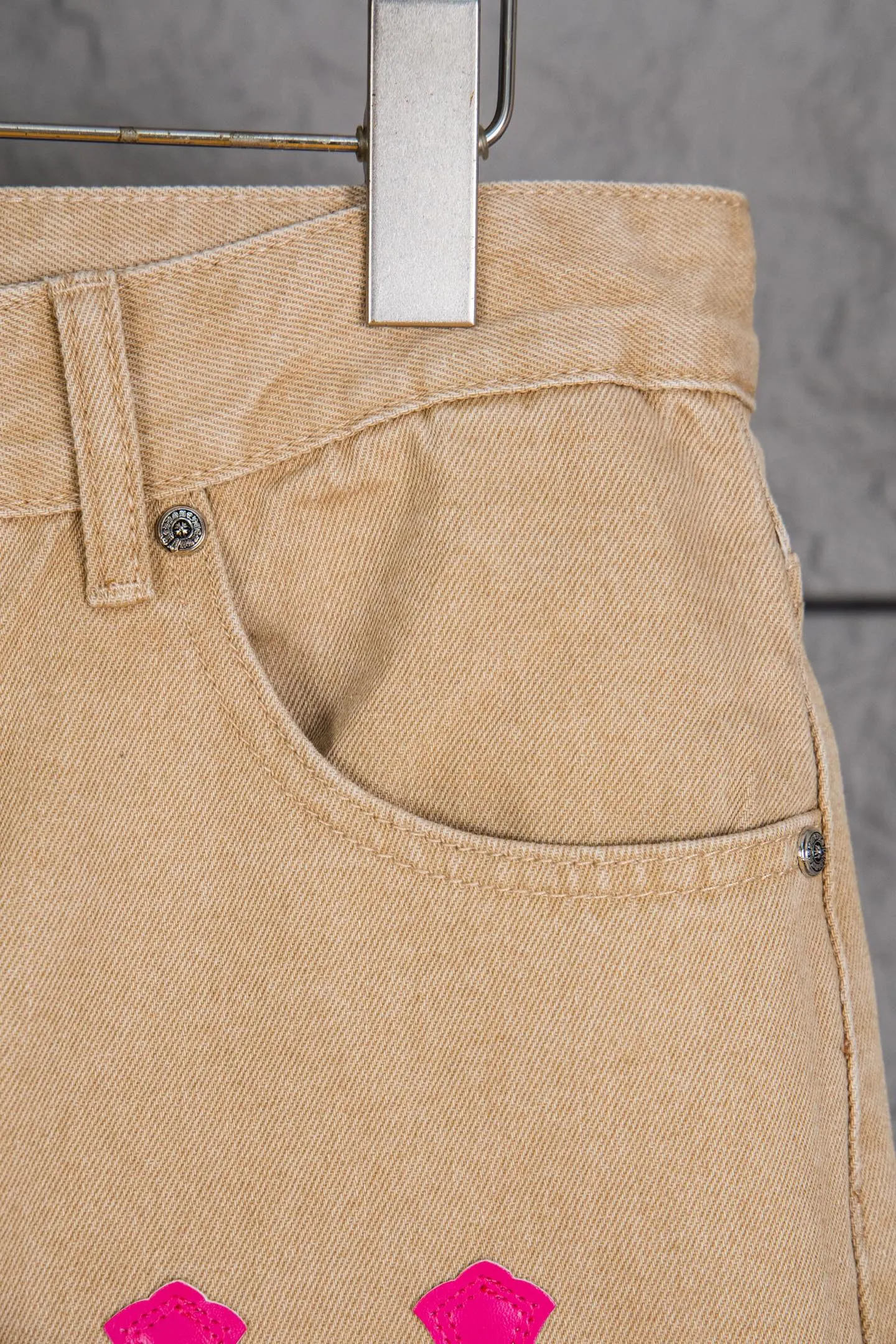 P260 top version CH Chromehearts Miami limited fluorescent pink brown khaki jeans, counter price 34W level, patchwork cross pattern embellishment, washed jeans! ! An absolutely high-end luxury product, a 1.9W-level god-level single product, a super popular product, made by top heavy industry, a magic weapon that cannot be missed! [About Zangyin] This is an extremely luxurious fashion brand that can also be called the aristocracy of the high street. It has always been an exclusive brand for some hipsters or rich second generations. Compared with ordinary high streets, it is more luxurious and noble. Compared with luxury brands, it is more fashionable and individual. It has always been a brand that I have a special liking for. [Top heavy industry fashion design] Consistently high-street luxury style. Speaking of this style, the Zangyin family and GU family are definitely the leading representative brands. Especially the Zangyin family has really achieved a state-of-the-art effect in creating high-street style. The unique washed material is used to create this style. The color system is already quite eye-catching. After it is decorated with patchwork cross flowers, it cleverly highlights the charm of the brand. Secondly, this style uses classic The high-waist cutting design highlights the long legs and fashionable temperament of the upper body. The brand is highly recognizable and the slim fit configuration is more suitable for daily wear. It is a product that interprets personality, fashion, and specifications at a glance. This single product is enough to make any fan excited. It can be a white T-shirt for a youthful college style, or a tight suspender for a royal style. It has strong matching ability and can be easily controlled by men.  [Materials and craftsmanship] Needless to say, this point goes without saying. As an excellent craftsman brand, Zangyin’s requirements for details and craftsmanship are really perfect. The washed color of this model has gone through so many processes, not to mention the embellishment of denim appliques. It is also purely hand-made and sewn. Just like what they believe in, only hand-made things have soul and have the meaning of wear. A top-notch heavy-duty fashionable denim item, I look forward to your perfect interpretation! !  Color: Khaki Size: 28-34